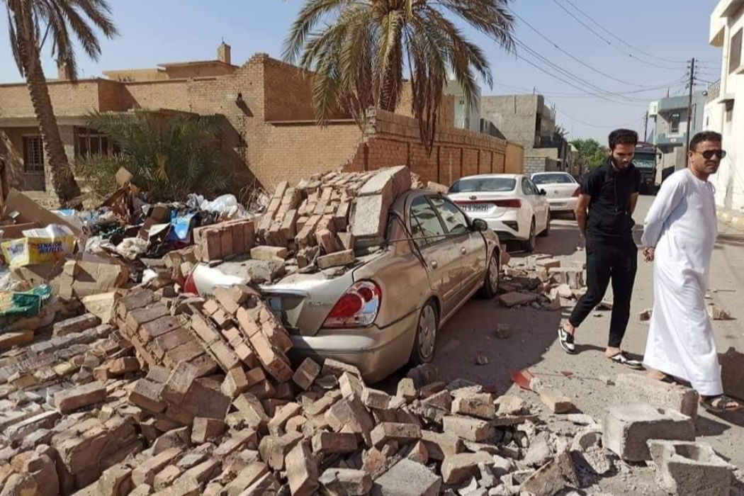 سقوط حائط