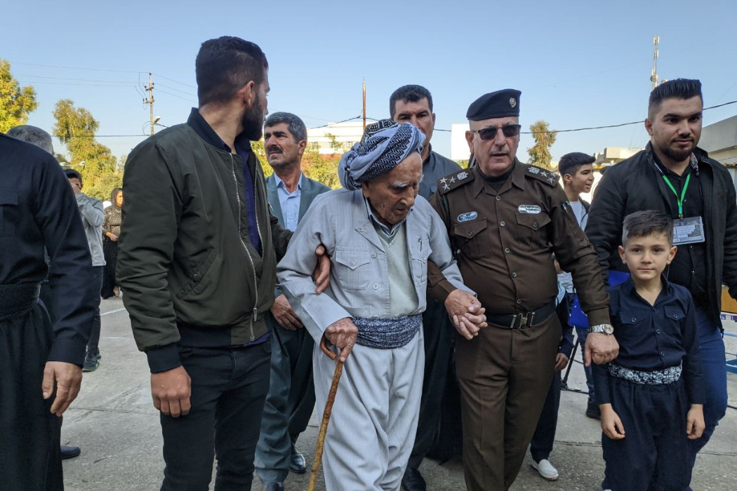 پیاوە بە تەمەنەکە